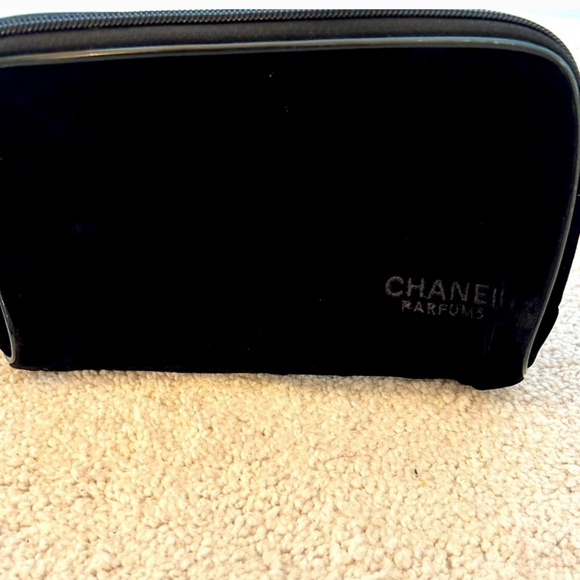 CHANEL VELOUR COSMETIC/ TRAVEL BAG - Picture 4 of 8